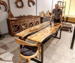 میز چوبی و رزین مشکی