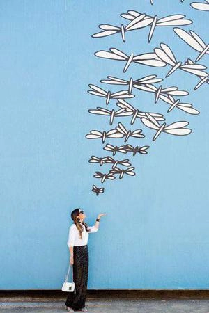 پرواز سنجاقک ها در دیوار ابی طراحی زیبای شهری و محوطه