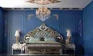 طراحی اتاق خواب کلاسیک با دیوار آبی و تزئین طلایی