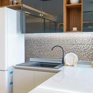 تایل گلس ۱×۱ بین کابینتی مدرن