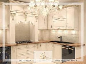 آشپزخانه کلاسیک با جزیره و تم رنگی سفید