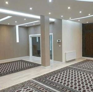اجرای کاغذ دیواری بدون طرح وساده