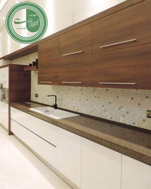 دکوراسیون اشپزخانه بامتریال چوب وکابینت هایگلاس سفید