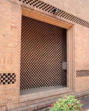 استفاده از آجر در پنجره پارکینگ