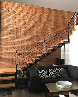 دیوار آجری راه پله چوبی