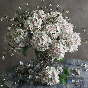 گلدون با گلهای سفید وحشی