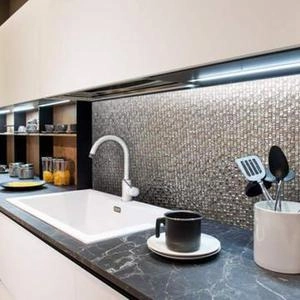 تایل گلس ۱×۱ بین کابینتی مدرن