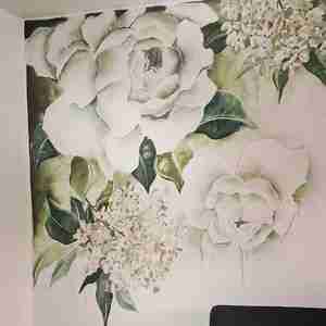 نقاشی گل رز سفید روی دیوار