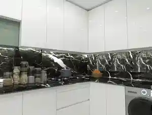 آشپزخانه سفید با بین کابینتی مشکی