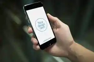 موکاپ موبایل در دست مرد