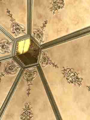 نقاشی  و پتینه دور لوستر در سقف با تم رنگ سبز لجنی