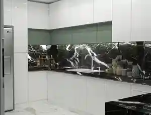 آشپزخانه سفید با بین کابینتی مشکی