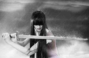 زن با شمشیر زیر باران