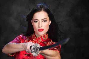 زن با لباس سرخ اژده ها و شمشیر در دست