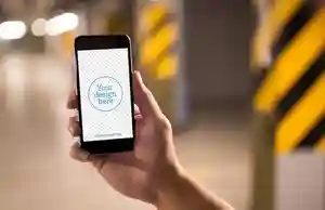 موکاپ موبایل در دست مرد