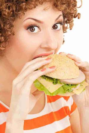 زن مو فرفری با ساندویچ