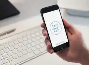 موکاپ موبایل در دست مرد