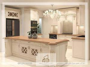 آشپزخانه کلاسیک با جزیره و تم رنگی سفید