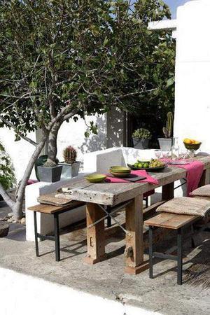 میز  بتنی و ترکیب زیبا باچوب و نیمکت های چوبی