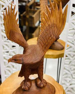 عقاب دستساز چوبی