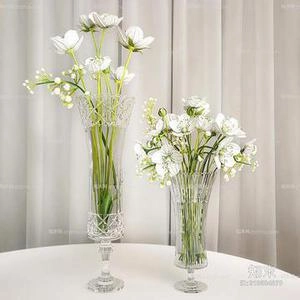 گلدون شیشه ای با شاخه گلهای سفید