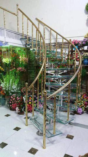 راه پله باپله شیشه ای ونرده طلایی