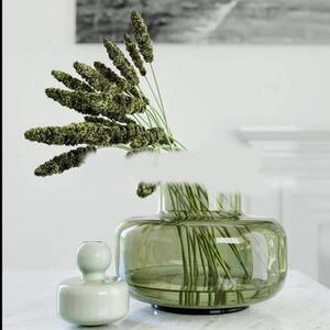 گلدون شبشه ای مینیمال با گل های خوشه گندوم