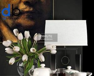 گلدون شیشه ای با گل لاله سفید