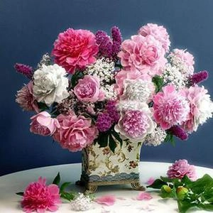 گلدون پر از گل با رنگهای لطیف