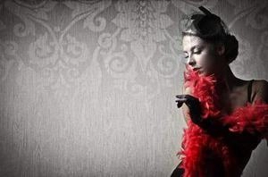 عکس زن با شال قرمز