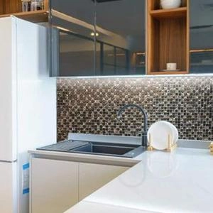 تایل گلس ۱×۱ بین کابینتی مدرن