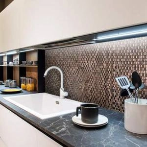 تایل گلس ۱×۱ بین کابینتی مدرن