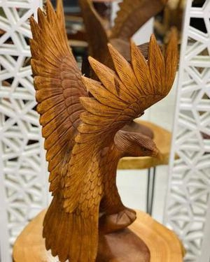 عقاب دستساز چوبی
