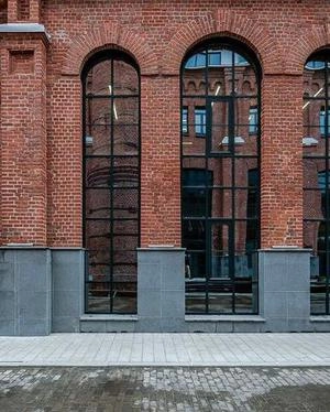 نمای آجری با پنجره های بلند